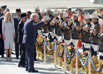 RAKYAT Malaysia perlu berhenti ‘berdebat’ tentang sambutan istimewa delegasi dari  Amerika Syarikat (AS) sempena Sidang Kemuncak ASEAN ke-47 sebaliknya mula fokus terhadap isu yang jauh lebih besar tentang masa hadapan negara.