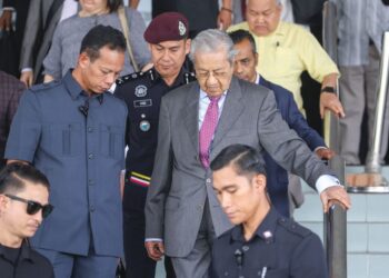DR. MAHATHIR Mohamad meninggalkan Kompleks Mahkamah Sultan Salahuddin Abdul Aziz Shah selepas menghadiri perbicaraan kes saman terhadap Anwar Ibrahim di Shah Alam, Selangor, semalam. – UTUSAN/AFIQ RAZALI