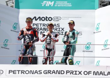 Taiyo Furusato (tengah) meraih kemenangan sulung dalam kariernya pada perlumbaan kelas Moto3 Grand Prix Motosikal Malaysia di Litar Antarabangsa Sepang, Sepang, hari ini. - UTUSAN/FARIZ RUSADIO