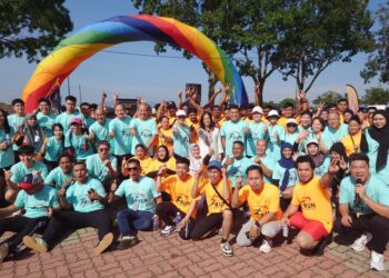 TEO Nie Ching (tengah) bergambar bersama sebahagian peserta program Run For The Future anjuran I-Jaya Management Sdn. Bhd. di Hutan Bandar Putra Kulai, di Kulai, hari ini.