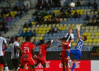 PENJAGA gawang Kelantan The Red Warrior FC , Muhammad Azfar Arif (kanan) menghalang bola percubaan pemain Terengganu FC dalam saingan Liga Super di Stadium Sultan Mizan Zainal Abidin, Gong Badak, Kuala Nerus, Terengganu, kelmarin. - UTUSAN/PUQTRA HAIRRY