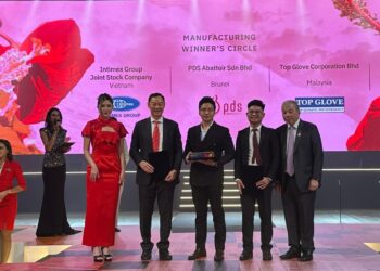 LIM Cheong Guan (dua, kiri) di majlis Anugerah Perniagaan ASEAN 2025 yang diadakan sempena Sidang Kemuncak Perniagaan dan Pelaburan ASEAN 2025 di Kuala Lumpur, semalam.