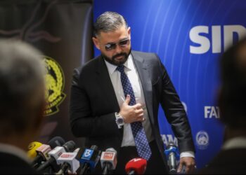 PEMANGKU Sultan Johor, Tunku Mahkota Ismail ketika sidang akhbar mengenai hala tuju bola sepak negara, di sini, hari ini. -UTUSAN/ MUHAMAD IQBAL ROSLI