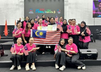 KUMPULAN UCC ketika baru sahaja selesai membuat persembahan di slot Friendship Concert yang melibatkan hanya tiga daripada 14 negara yang dipilih untuk membuat persembahan tersebut.