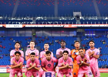 BARISAN Kesebelasan utama UM Damansara United ketika berdepan JDT.-IHSAN FB UM