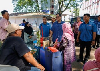 AHMAD Farhan Mohd Sadullah beramah mesra dengan ibu bapa dan pelajar baharu yang mendaftar di Universiti Putra Malaysia bagi sesi akademik 2025/2026.