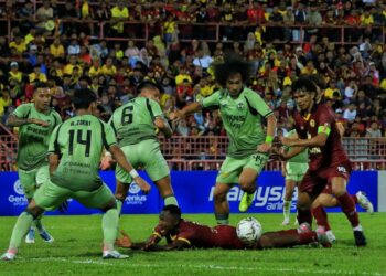 PEMAIN Penyerang Negeri Sembilan FC, diasak pemain  Selangor FC, ketika beraksi Piala FA di Stadium Tuanku Abdul Rahman Paroi, Seremban, semalam-GAMBAR : MOHD SHAHJEHAN MAAMIN
