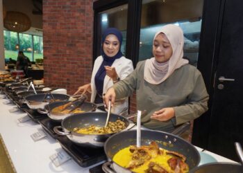 AIN Razali (kanan) bersama Shareen Sukri Ketika ditemui di Banglo 289, IOI City Mall Putrajaya baru-baru ini.