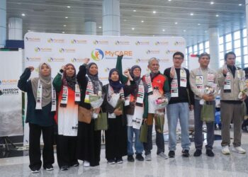 Sembilan sukarelawan Malaysia yang menyertai misi bantuan kemanusiaan Freedom Flotila Coalition (FCC) dan Thousand Madleens To Gaza (TMTG) selamat tiba di Lapangan Terbang Antarabangsa Kuala Lumpur (KLIA) Terminal 1, semalam. – UTUSAN/FAISOL MUSTAFA