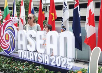 Pengunjung mengambil kesempatan bergambar di papan tanda sempena Sidang Kemuncak ASEAN ke-47 yang sedang berlangsung di Pusat Konvensyen Kuala Lumpur (KLCC).  – MINGGUAN/ISKANDAR ISHAK