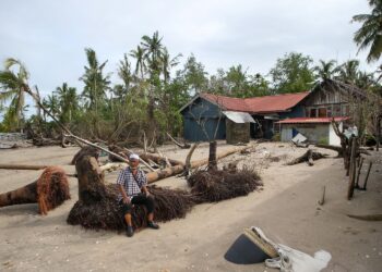 MD. Akhir Hanafiah melihat kawasan pantai di belakang rumahnya yang berdepan hakisan teruk ekoran dilanda air pasang besar di Kampung Huma, Tanjung Dawai, Kedah. – UTUSAN/SHAHIR NOORDIN