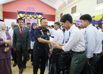 MOHD. Yusoff Mamat bersalaman dengan pelajar semasa Program Citra Remaja Unggul di SMK Ismail Petra, Kota Bharu, Kelantan. –  UTUSAN/KAMARUL BISMI KAMARUZAMAN