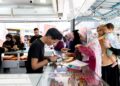 WANITA Kelantan membanjiri kedai emas di Pasar Siti Khadijah, Kota Bharu, Kelantan untuk membeli perhiasan itu, meskipun harga naik mendadak ketika ini.
