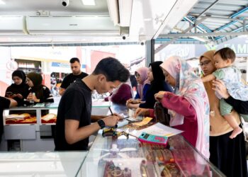 WANITA Kelantan membanjiri kedai emas di Pasar Siti Khadijah, Kota Bharu, Kelantan untuk membeli perhiasan itu, meskipun harga naik mendadak ketika ini.