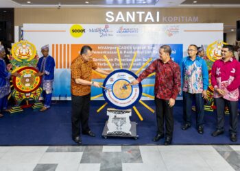 ROSNAN Abdul Rahman (kanan) bersama Mohd. Izani Ghani melakukan gimik memukul rebana ubi di Lapangan Terbang Sultan Ismail Petra, Kota Bharu, Kelantan. – UTUSAN/KAMARUL BISMI KAMARUZAMAN
