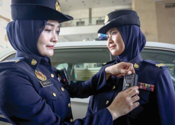 ANGGOTA penguat kuasa Jabatan Pengangkutan Jalan (JPJ) kini dilengkapi dengan alat perakam badan (BWC) bertujuan meningkatkan integriti, ketelusan dan melindungi mereka daripada tomahan dan tuduhan tidak berasas ketika menjalankan tugas. – UTUSAN/FAIZ ALIF ZUBIR