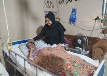 NUR Nurliana Nik Razi menjaga Noriah Keria yang diserang angin ahmar di Felda Kota Gelanggi Dua di Jerantut, Pahang. – UTUSAN/HARIS FADILAH AHMAD