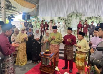 WAN Rosdy Wan Ismail meraikan pasangan pengantin sempena program Anggun Suri (Kahwin Beramai-ramai) Tahun 2025 Parlimen Cameron Highlands di Laman Sejahtera Koyan, Lipis, Pahang.-UTUSAN