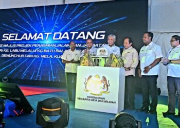 AHMAD Zahid Hamidi (tengah) merasmikan pelancaran Jalan Dan Jambatan Dari Kampung Labu Melalui Kampung Batu Balak, Jerantut Ke Kampung Gemunchur Dan Kampung Mela, Kuala Lipis di Tapak Projek, Cheka, Lipis Pahang, semalam. – UTUSAN/SHAIKH AHMAD RAZIF