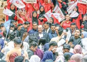 ANWAR Ibrahim menyantuni para pelajar ketika hadir pada Penutupan Program Sidang Kemuncak Antarabangsa Pemimpin Muda Masa Hadapan 2025 di Pusat Dagangan Dunia Kuala Lumpur (WTCKL), semalam. – UTUSAN/FARIZ RUSADIO