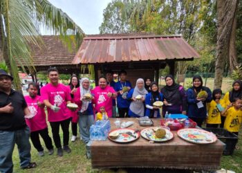 PENGUNJUNG merasai keenakan durian kampung sempena Festival Durian Antarabangsa Kampung Gajah 2025 yang sedang berlangsung di Igrow, Pasir Salak, Perak.