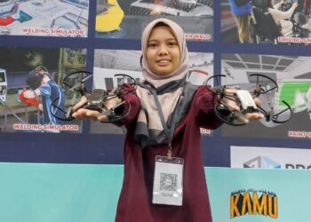 FAYYADHATUL Alya Ahmad Misnu menunjukkan dron yang boleh dikawal dengan e-modul ciptaannya pada Karnival Mesra Anak Muda (KAMU) 2025 di Stadium Indera Mulia, Ipoh. – UTUSAN/MEGAT LUTFI MEGAT RAHIM