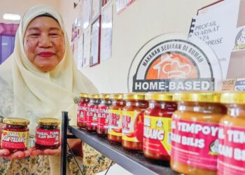 SITI Fatimah Osman menunjukkan produk dihasilkannya di Kampung Tersusun Muhibbah, di Tapah, Perak. – UTUSAN/MEGAT LUTFI MEGAT RAHIM