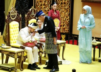 SULTAN Sharafuddin Idris Shah berkenan menyempurnakan istiadat merenjis ke atas Tengku Amir Shah dan Datin Paduka Seri Afzaa Fadini Abdul Aziz pada Istiadat Persandingan Diraja di Balairung Seri, Istana Alam Shah, Klang, Selangor, kelmarin. – UTUSAN/AFIQ RAZALI