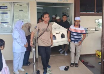 JENAZAH Nurhazwani Abd. Halim dibawa keluar dari Unit Forensik Hospital Kemaman, Terengganu selepas selesai urusan bedah siasat dan solat jenazah.