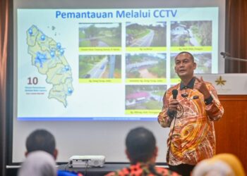 PENGARAH JPS Terengganu, Ir. Osman Abdullah memberi taklimat kesiapsiagaan Monsun Timur Laut (MTL) di Kuala Terengganu, Terengganu. - UTUSAN/PUQTRA HAIRRY