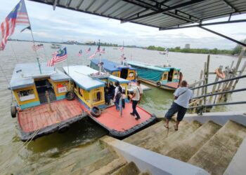 PERKHIDMATAN bot penambang Seberang Takir di Kuala Nerus, Terengganu mengalami kemerosotan mendadak ekoran kekurangan penumpang. – UTUSAN / NURSYASYA NADHIRAH ZABIDI