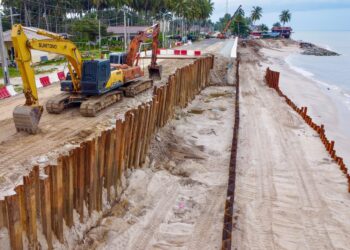 KERJA-KERJA membaik pulih runtuhan struktur benteng sedang giat dijalankan melibatkan Jalan Pantai Batu Rakit berhampiran Kampung Tanjung, Kuala Nerus, Terengganu. – UTUSAN/PUQTRA HAIRRY