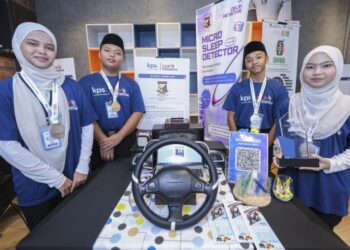 Pelajar Sekolah 
Menengah Kebangsaan (SMK) Jelai Felda bersama inovasi mereka iaitu Steering Wheel Micro Sleep Detector pada Majlis Anugerah Kumpulan Perangsang Selangor (KPS) Berhad Celik Initiative 2025 di Kuala Lumpur baru-baru ini. – UTUSAN/FARIZ RUSADIO