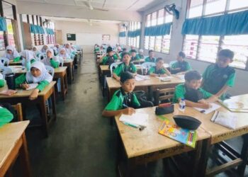 Murid-murid Taufikiah Islamiah Kg. SG Tapah Tambahan diberi peluang untuk menjawab soalan menerusi Ipad yang disediakan oleh Quszaini pada 23 Ogos 2025.