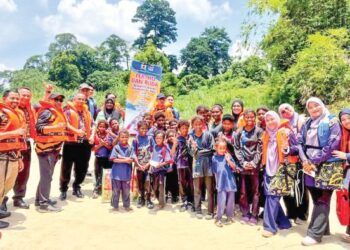 Sebahagian  guru Sekolah Menengah Kebangsaan Jubli Perak Sultan Haji Ahmad Shah, pegawai Pejabat Pendidikan Daerah dan pelajar Orang Asli etnik Bateq ketika pelancaran Program Perahu dan Roda, Chup Badui Sikulah berdekatan jeti Kuala Tahan, Jerantut baru-baru ini.