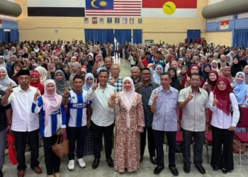 SHAHANIZA Shamsuddin (tengah) bersama mahasiswa anak Pahang Parlimen Maran di Dewan UMNO Pekan Tajau baru-baru ini.