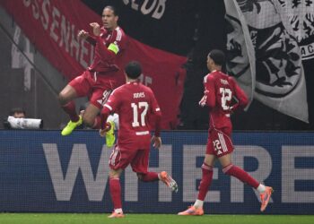 KAPTEN Liverpool, Virgil van Dijk melompat tinggi bagi meraikan jaringan keduanya pada aksi Liga Juara-Juara berdepan Eintracht Frankfurt.-AFP