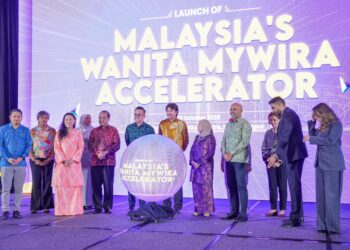 TUNKU Besar Seri Menanti, Tunku Ali Redhauddin Ibni Tuanku Muhriz berkenan merasmikan Wanita MyWira Accelerator di Pusat Konvensyen Sime Darby. Turut bersama Menteri Sumber Manusia, Steven Sim Chee Keong dan Menteri Kementerian Pembangunan Wanita, Keluarga dan Masyarakat, Datuk Seri Nancy Shukri. - UTUSAN/Saddam Yusoff