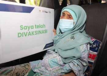 GAMBAR Siti Liah Mamat semasa mendapatkan suntikan vaksin Covid-19 pada  2021.