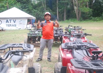 ISMAIL Wahab menunjukkan isyarat bagus bersama sebahagian daripada ATV miliknya di Ayer Keroh, Melaka. - UTUSAN/AMRAN MULUP