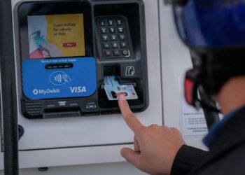 PENGGUNA motosikal mengisi petrol menerusi BUDI95.- UTUSAN/FAIZ ALIF ZUBIR