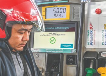 SUBSIDI petrol RON95 pada harga RM1.99 seliter mudah sahaja 
diperoleh dengan menggunakan Mykad di mesin-mesin yang 
disediakan di stesen minyak.