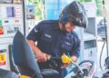 KIRA-KIRA 300,000- anggota polis dan tentera turut menikmati RON95 (BUDI95) pada harga subsidi sebagai penghargaan kerajaan 
kepada pasukan keselamatan itu.  – UTUSAN/DANIAL SAAD