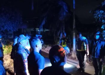 PASUKAN mencari dan menyelamat bersama penduduk kampung giat menjalankan operasi mencari warga emas yang dilaporkan hilang di kebun sawit di Chabau, Jasin, malam tadi.