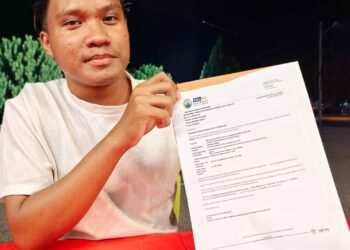 MOHAMMAD Aiman Afiq Mohd. Basri menunjukkan surat tawaran yang diterimanya untuk menyambung pengajian ke UniKL ketika ditemui 
di Nibong Tebal, Pulau Pinang. 
– UTUSAN/ISWAN SHAFIQ ISA
