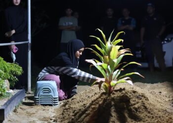 NUR Ayuni Mohd. Kamaruzaman kelihatan sugul melihat pusara anaknya selepas urusan pengebumian selesai di Tanah Perkuburan Islam Kampung Mujur, Jelawat, Bachok, Kelantan-UTUSAN/KAMARUL BISMI KAMARUZAMAN.