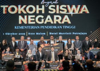 ZAMBRY Abdul Kadir bergambar bersama pemenang anugerah  Tokoh Siswa Negara (ATSN) di Putrajaya. - UTUSAN/FAIZ ALIF ZUBIR