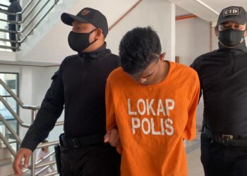 TERTUDUH tidak mengaku bersalah atas tuduhan menetak seorang lelaki di Flat Paya Nahu ketika dihadapkan ke Mahkamah Sesyen Sungai Petani, hari ini.