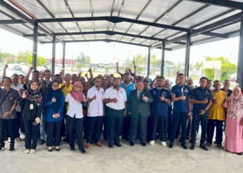 ABU Bakar Hamzah (lapan dari kiri) bersama pemandu teksi dalam Program Pendaftaran Subsidi Bahan Bakar Petrol di Hotel Putra Brasmana, Kuala Perlis, Perlis, hari ini. -UTUSAN/ASYRAF MUHAMMAD