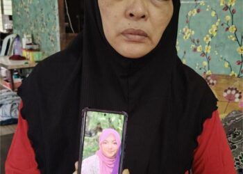 Hashimah Hashim menunjukkan gambar Nurul Sakinah Abdullah yang keluar dari rumahnya pada awal pagi kelmarin di Lorong Yunos, Kampung Sungai Durian Darat, Serkat, di Pontian, Johor.Hashimah Hashim menunjukkan gambar Nurul Sakinah Abdullah yang keluar dari rumahnya pada awal pagi kelmarin di Lorong Yunos, Kampung Sungai Durian Darat, Serkat, di Pontian, Johor.